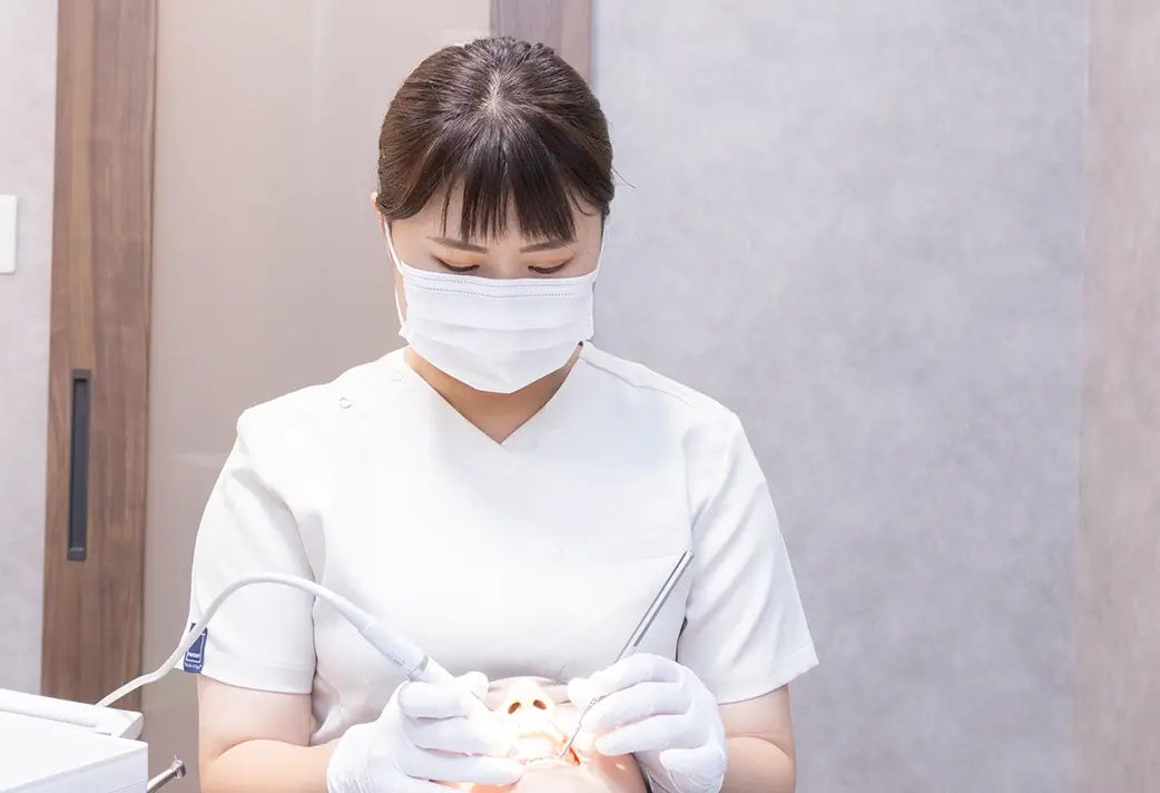 このように、ただ治すだけでは再発のリスクがあり、最終的には全ての歯に悪影響を及ぼすのです。これを日々の生活から防ぐため、じっくりと根本から治していく原因療法の予防歯科を当院では大事にしています。